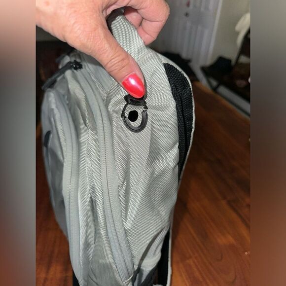 Nautica full size back pack. Lots of pockets/padded laptop compartment EUC - Picture 5 of 16